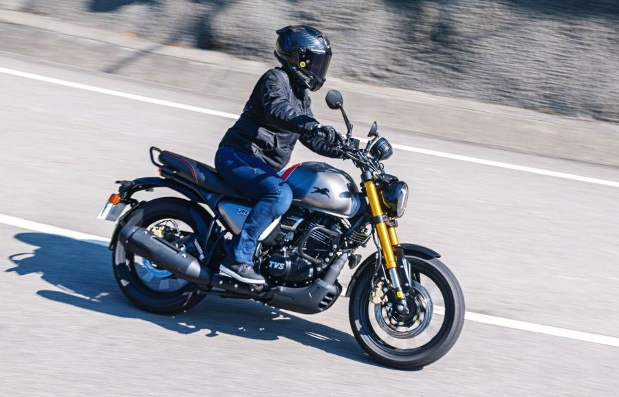 Un usuario circula por una carretera en una TVS Ronin 250