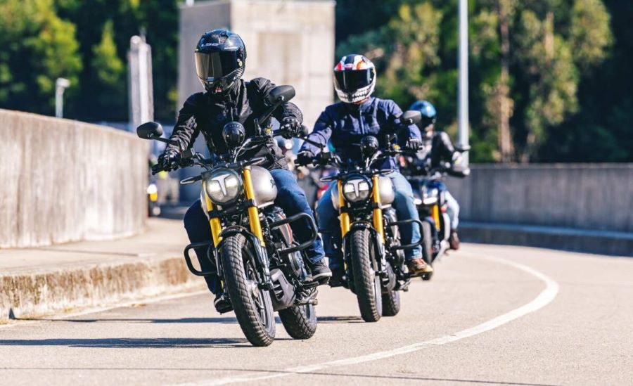 Una caravana de motos TVS Ronin 250 viene de frente por una ruta