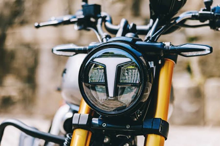 El faro redondo de una moto neoclásica TVS Ronin 250