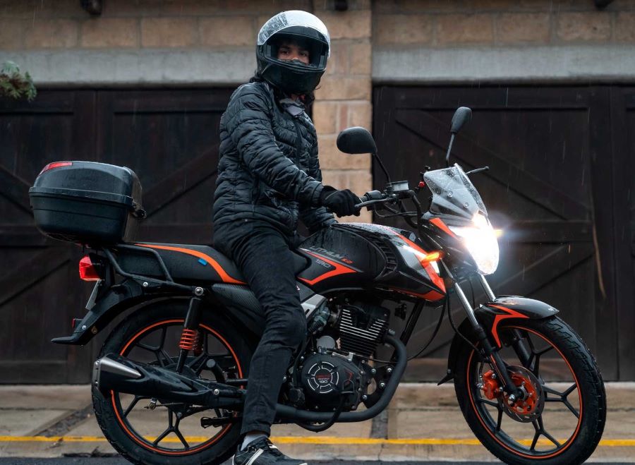 Un motociclista mira a la cámara subido a una moto Vento Lithium 190