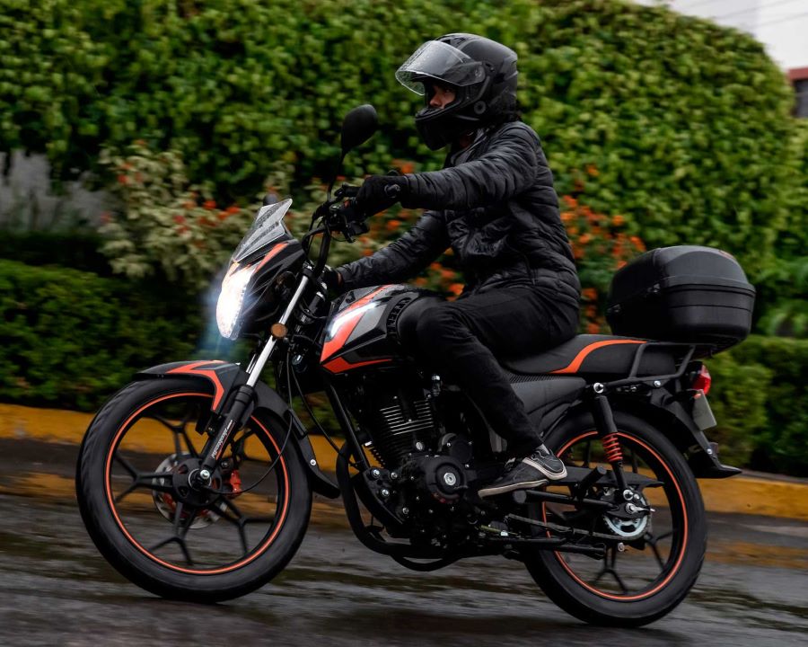 Una moto Vento Lithium 190 circula por la ciudad