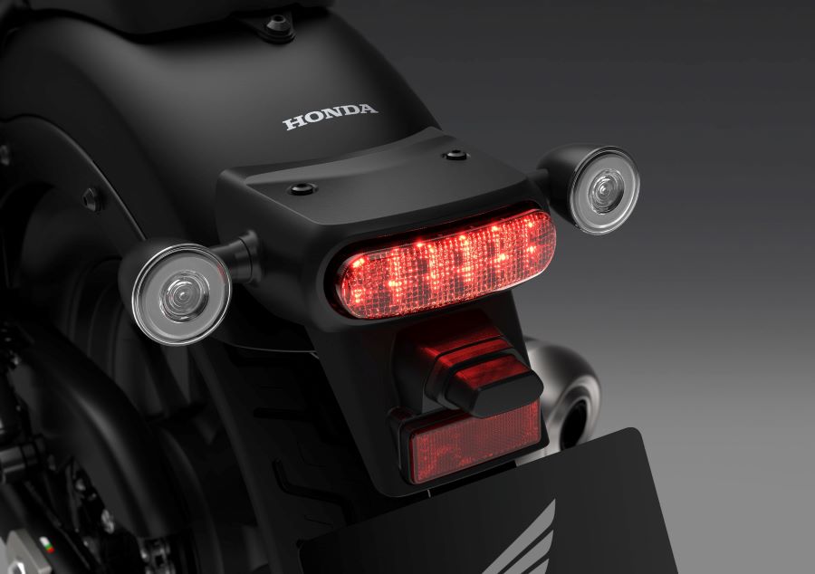 Luz trasera de una Honda Rebel 500 2027