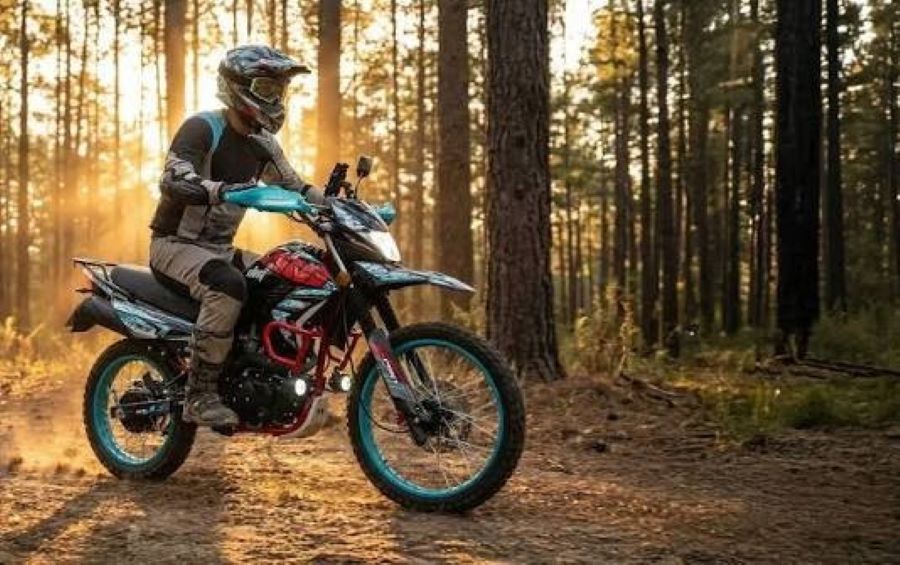 Qué aceite lleva la Italika DM 200 Un motociclista avanza en un sendero con una moto Italika DM200
