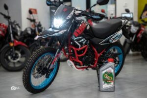 Imagen creada con IA para ilustrar qué aceite lleva una moto Italika DM200
