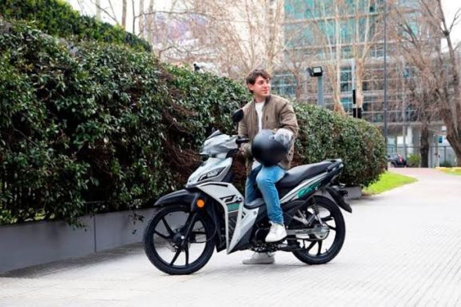 Un usuario sobre una moto Keeway CK125S 