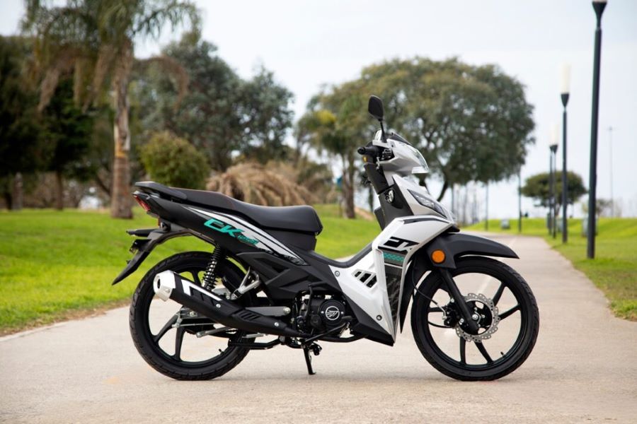 Una moto Keeway CK125S posa en una plaza