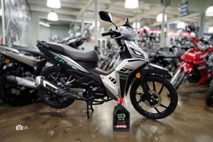 Una moto Keeway CK125S en un concesionario y a su lado, una botella de aceite específico