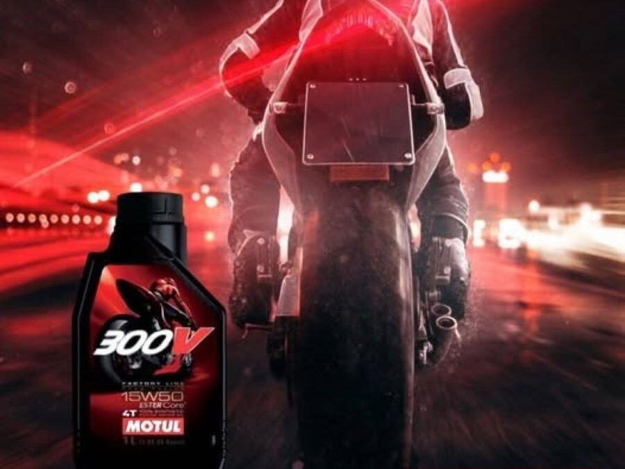 Una imagen ilustrativa de una moto deportiva y un envase de aceite Motul sobre fondo rojizo