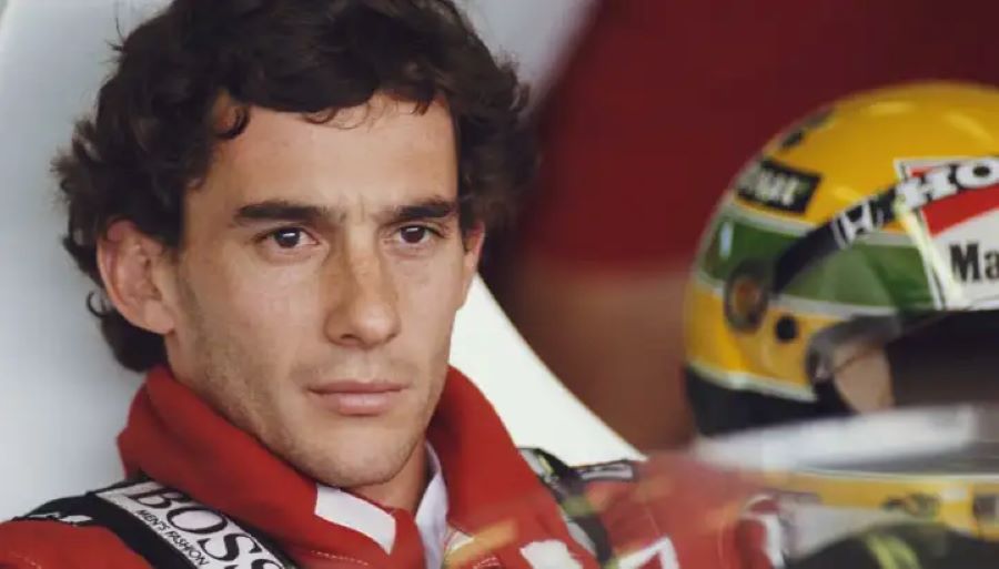 Ayrton Senna, pensativo en un rincón del box