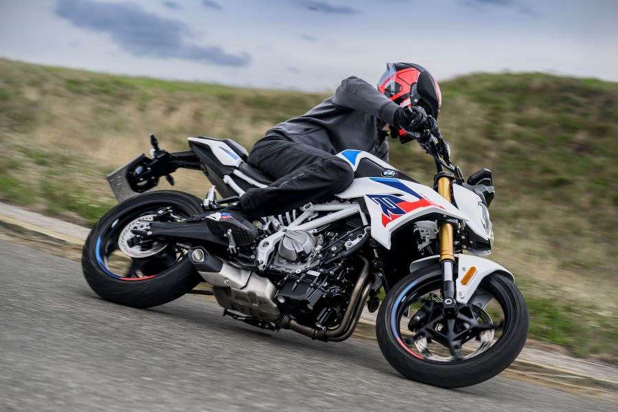 La BMW F 450 R viaja por una carretera