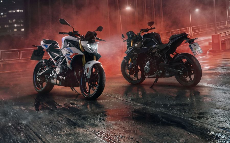 Dos vesiones de la BMW F 450 R posan en medio de la noche brumosa