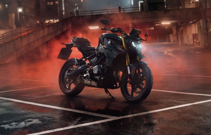 Una versión de la BMW F 450 R en tono negro