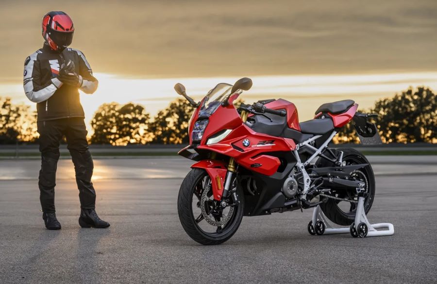 Un piloto observa su BMW F 450 RR roja