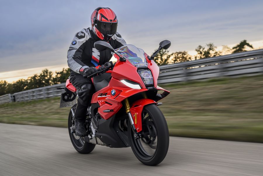 Un piloto se desplaza en una BMW F 450 RR roja por la carretera