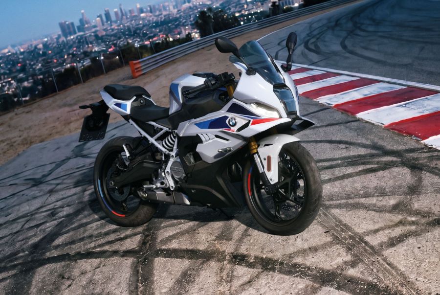 Una BMW F 450 RR posa a un costado de una pista marcada por el paso de los neumáticos