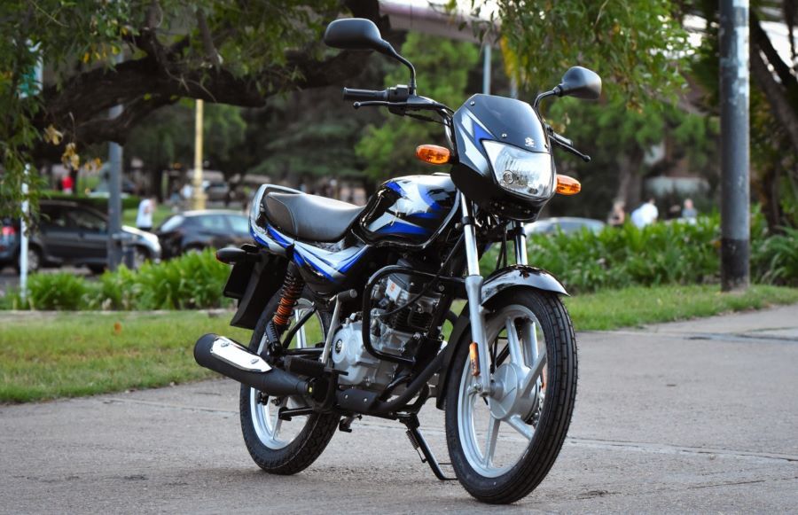 Bajaj Boxer CT100 en una plaza