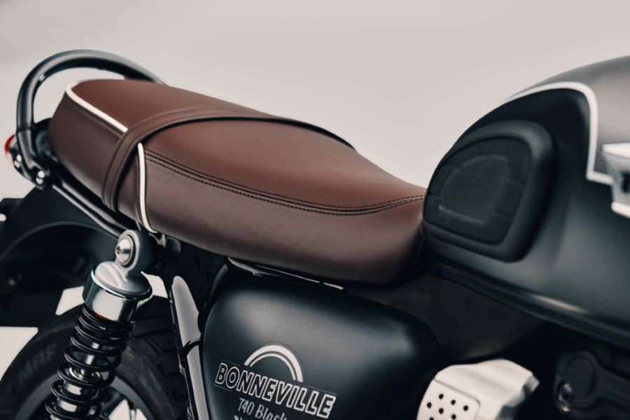La Triumph Bonneville T40 baja de cilindrada sin perder aura Asiento corrido de la Triumph Bonneville T40