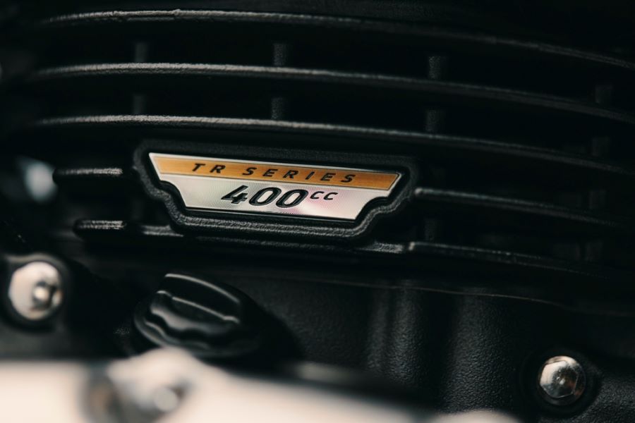 La Triumph Bonneville T40 baja de cilindrada sin perder aura Placa ubicada en el motor que muestra la cilindrada de la Triumph Bonneville T40