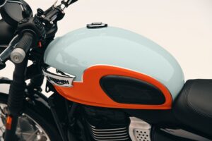 Tanque naranja y blanco de la Triumph Bonneville T40