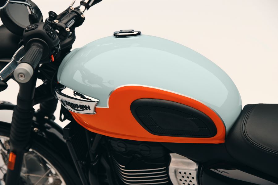 Tanque naranja y blanco de la Triumph Bonneville T40