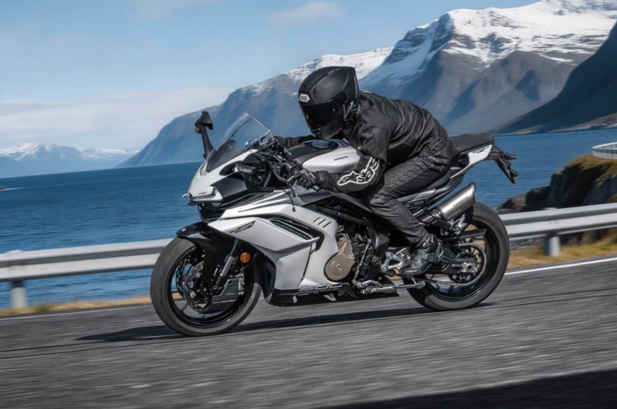 Una CFMoto 500SR en plena carretera de montaña