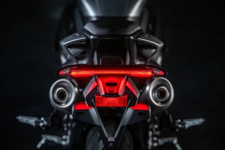 Vista trasera de una CFMoto 500SR con las luces de stop encendidas