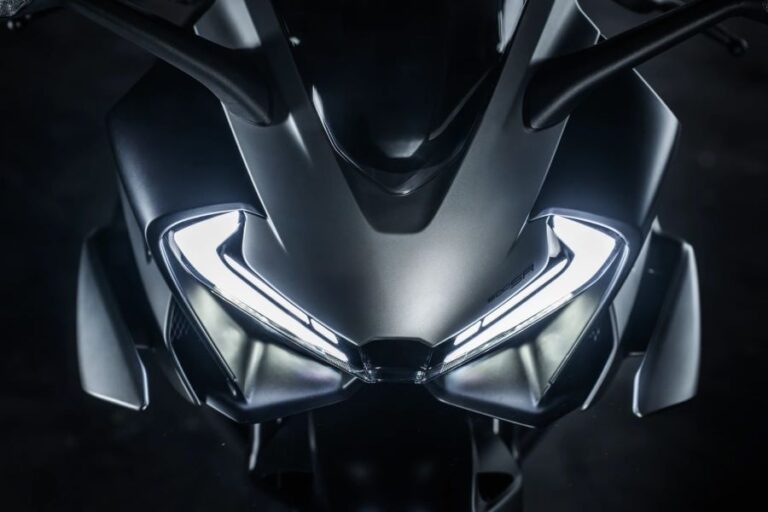 Frontal de una CFMoto 500SR con las luces encendidas