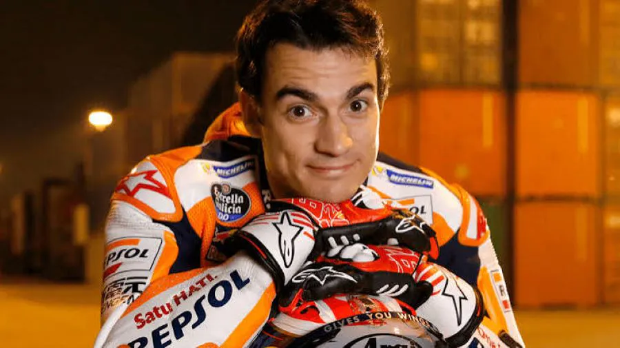 Dani Pedrosa mira a la cámara apoyado sobre un casco