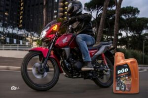 Un motociclista se desplaz apor la ciudad en una Honda CB1 125 roja. A un lado, un envase de aceite.