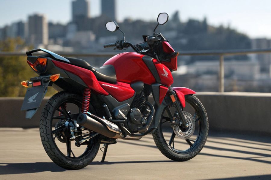 ¿Qué aceite lleva la Honda CB1 125? Una moto Honda CB1 125 roja posa en la calle