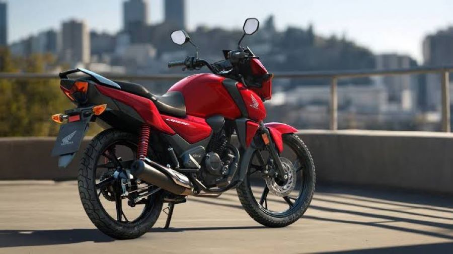 Una Honda CB 125F parada al bode de una terraza
