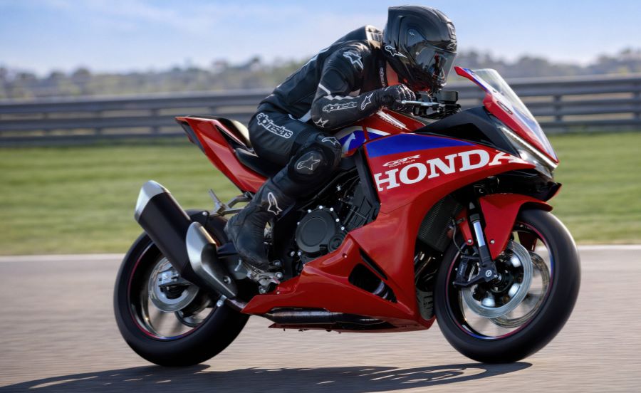 Una Honda CBR500R FOUR lanzada a toda velocidad en un circuto