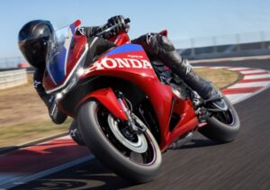 Una Honda CBR500R FOUR gira a la derecha en una pista con pianitos rojiblancos