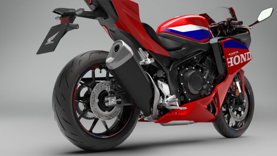 Perspectiva trasera derecha de una Honda CBR500R FOUR