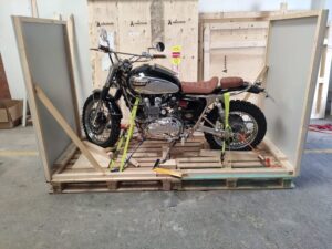 Una moto usada a punto de ser embalada para importación