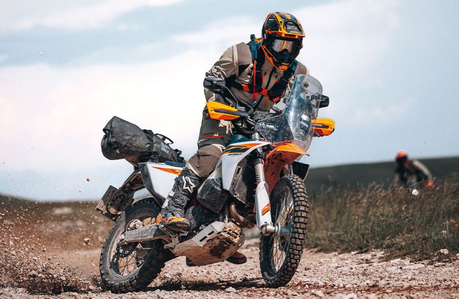 Una KTM 690 Rally 2027 en acción