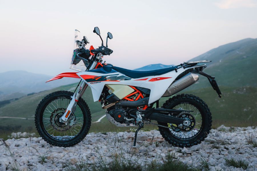 Lateral izquierdo de una KTM 690 Rally 2027