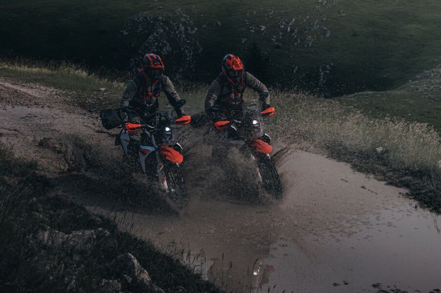 Dos KTM 690 Rally 2027 transitan por ellecho de un arroyo