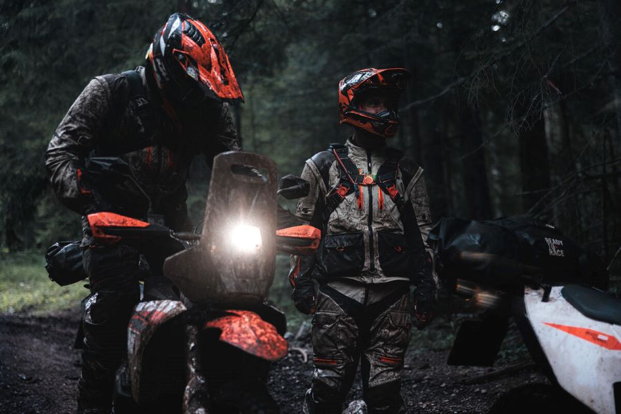Dosmotociclistas totalmente embarrados y sus KTM 690 Rally 2027