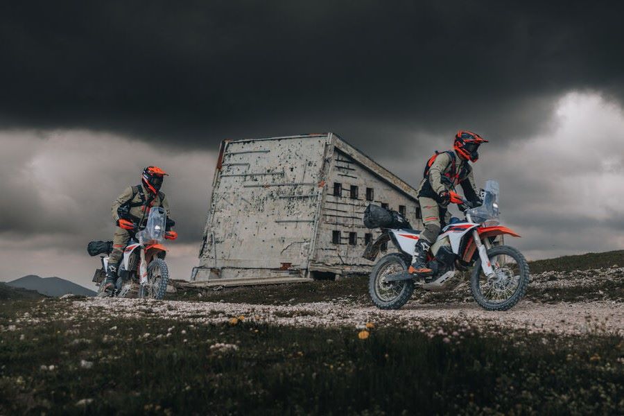 Dos motociclistas pasan sobre un vivienda abandonada en el desierto a bordo de sendas KTM 690 Rally 2027
