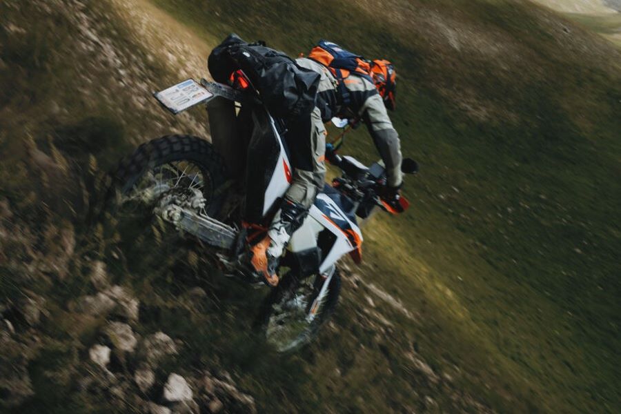 Una KTM 690 Rally 2027 se aleja en la estepa con algunos bártulos como equipaje