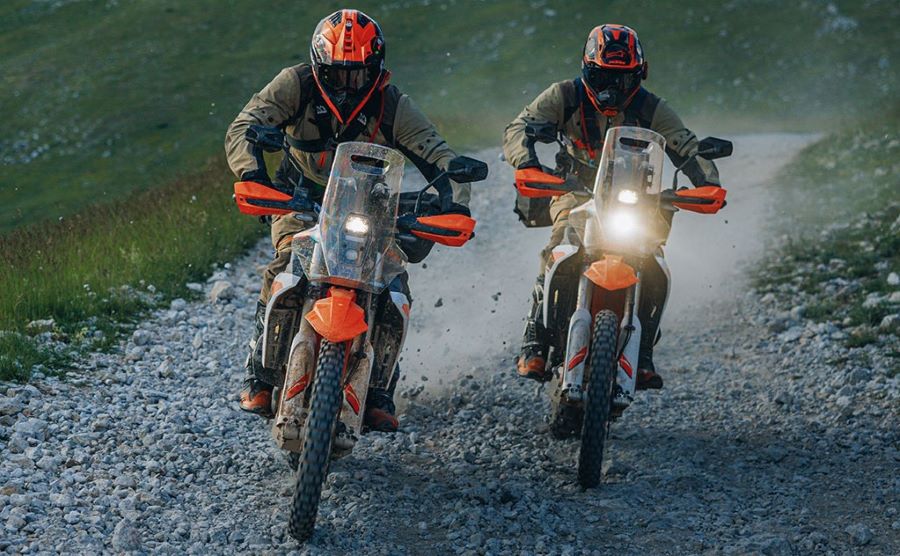 Dos KTM 690 Rally 2027 se acercan de frente y con las luces encendidas