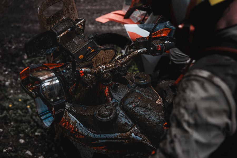 Dos KTM 690 Rally 2027 absolutamente embarradas