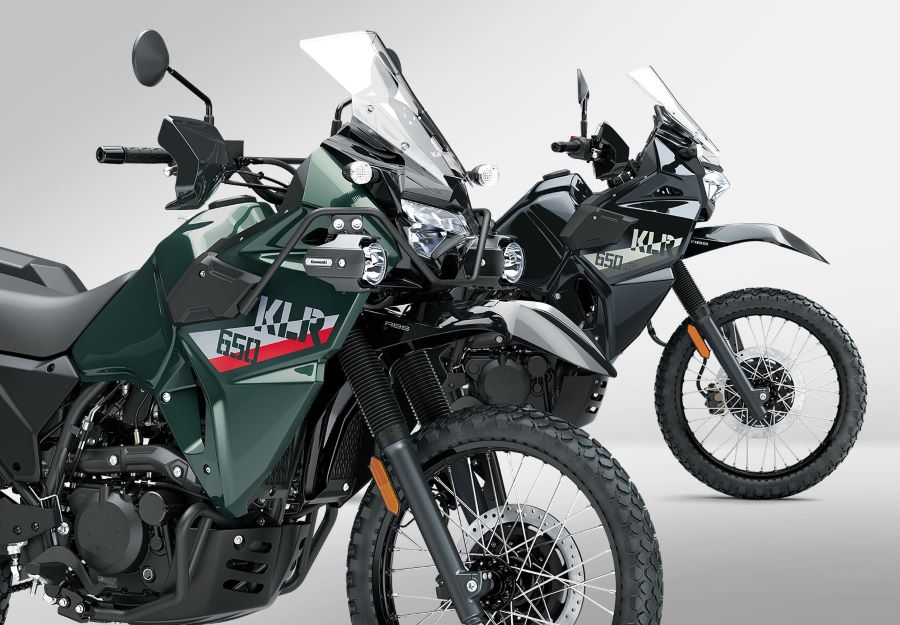 Vista delantera parcial de dos Kawasaki KLR650 2027