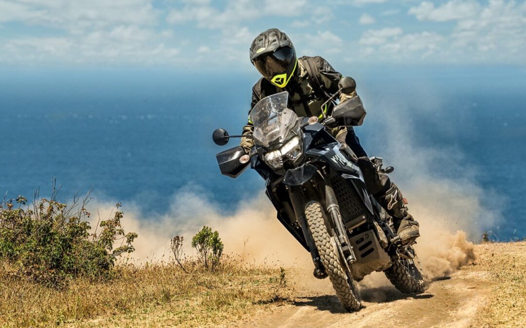 Una moto Kawasaki KLR650 2027 en plena faena