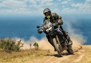 Una moto Kawasaki KLR650 2027 en plena faena