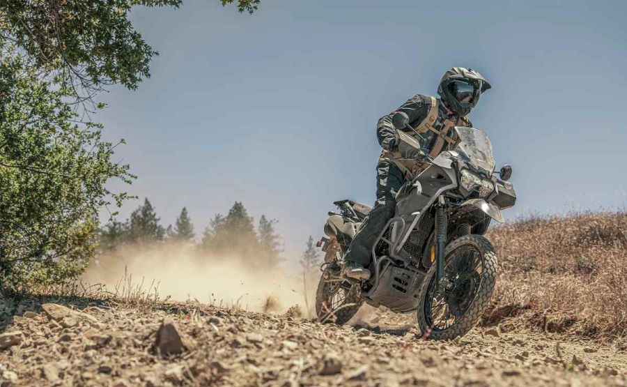 Una moto Kawasaki KLR650 DF 2027 en acción