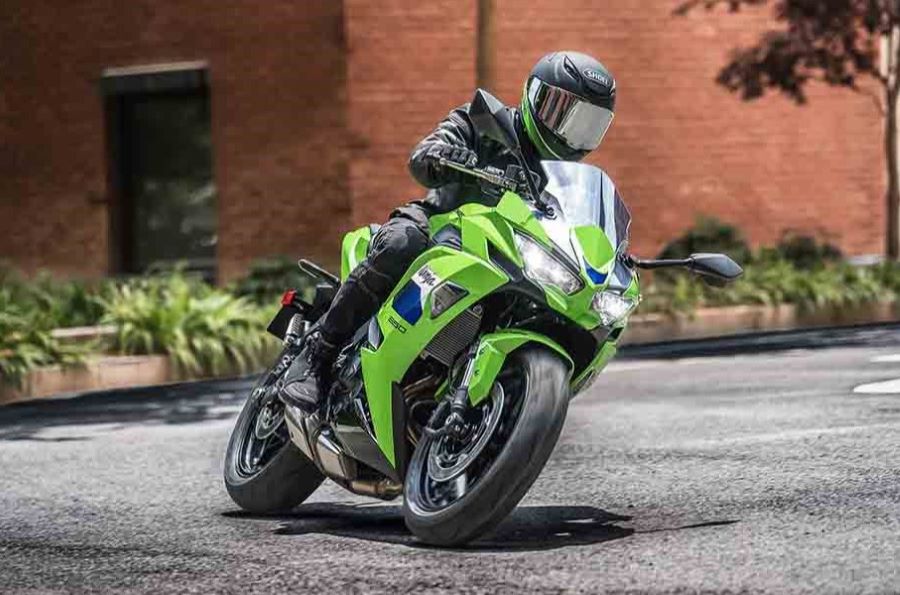 La Kawasaki Ninja 650 mejora donde más lo necesitaba Una Kawasaki Ninja 650 2027 verde circula por la ciudad