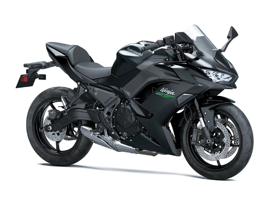 La Kawasaki Ninja 650 mejora donde más lo necesitaba Lateral derecho de una Kawasaki Ninja 650 2027 negra