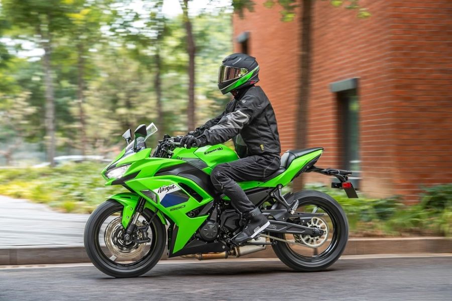 La Kawasaki Ninja 650 mejora donde más lo necesitaba Una Kawasaki Ninja 650 2027 en un entorno urbano